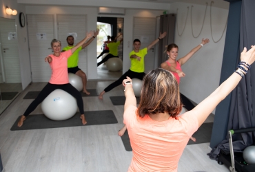 image d'une séance de sport en semi privé avec un gros ballon, école du dos